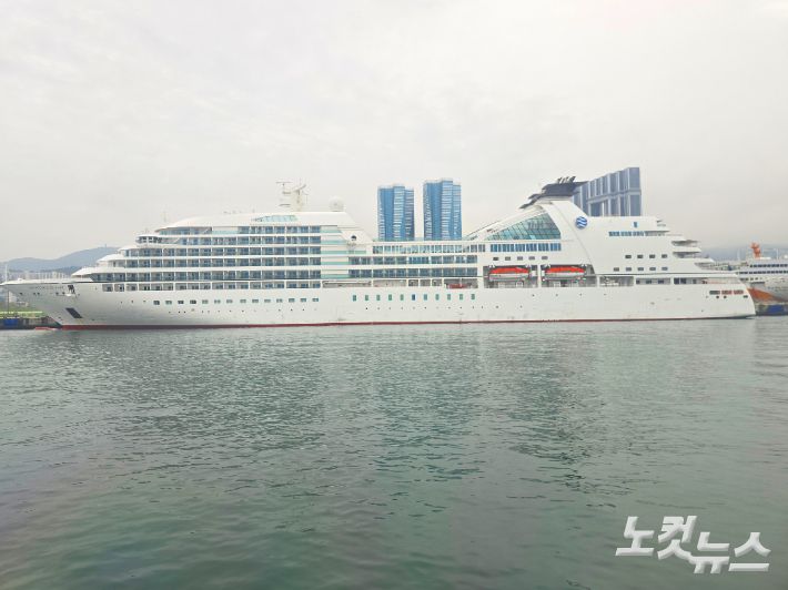 부산항에 입항한 대형 크루즈선. 송호재 기자