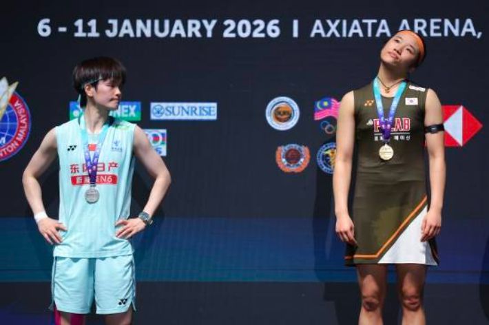 시상식에 나선 왕즈이(왼쪽)와 안세영. 연합뉴스