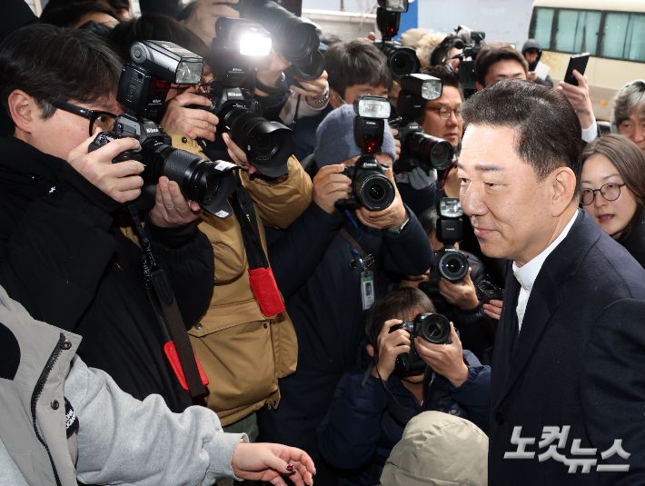 공천헌금 수수 등 각종 비위 의혹을 받는 더불어민주당 김병기 전 원내대표가 12일 서울 여의도 중앙당사에서 열린 윤리심판원 첫 회의에 출석하고 있다. 황진환 기자