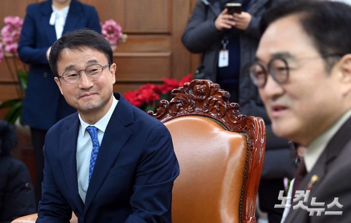 더불어민주당 한병도 신임 원내대표가 12일 서울 여의도 국회에서 우원식 국회의장을 예방하고 있다. 윤창원 기자