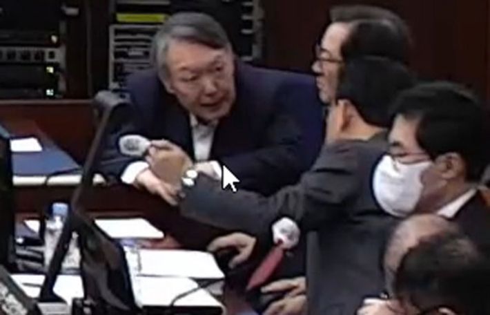 12·3 비상계엄 관련 내란 우두머리 혐의로 기소된 윤석열 전 대통령이 13일 서울 서초구 서울중앙지방법원 417호 형사대법정에서 열린 내란 우두머리 혐의 결심공판에 출석해 변호인들과 대화를 나누고 있다. 연합뉴스