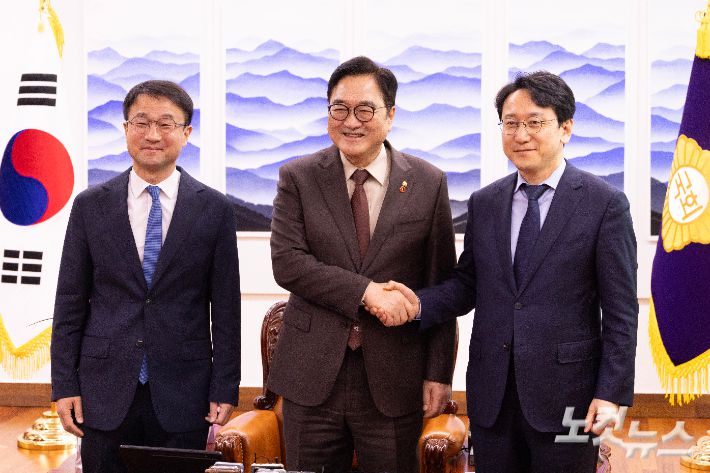 우원식 국회의장(가운데)이 12일 오전 서울 여의도 국회 의장실에서 더불어민주당 한병도(왼쪽) 신임 원내대표, 천준호(오른쪽) 원내운영수석부대표와 기념촬영을 하고 있다. 윤창원 기자