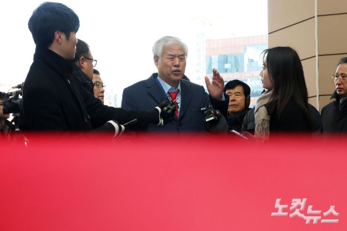 지난해 1월 발생한 서울서부지방법원(서부지법) 난동 사태의 배후로 지목된 사랑제일교회 전광훈 씨가 13일 서울 마포구 서부지법에서 열린 구속 전 피의자 심문(영장실질심사)에 출석하고 있다. 황진환 기자