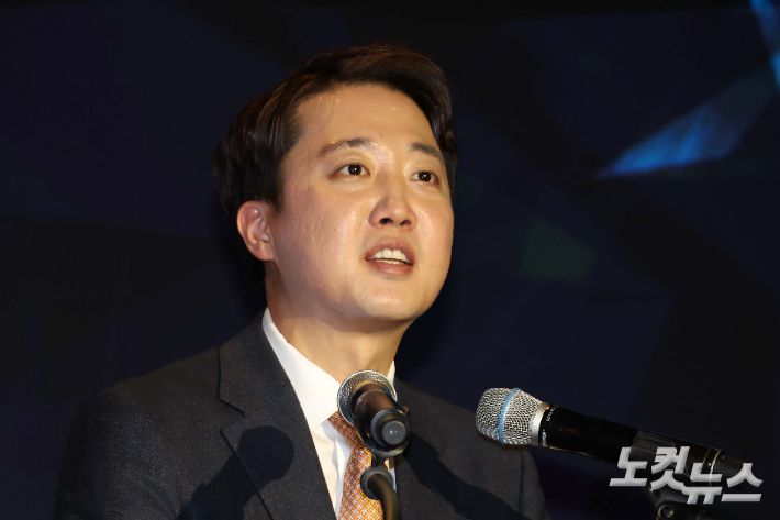 이준석 개혁신당 대표가 15일 오후 서울 여의도 페어몬트 앰배서더 서울 그랜드볼룸에서 열린 한국 선교 140주년 비전 선포식에서 축사를 하고 있다. 박종민 기자