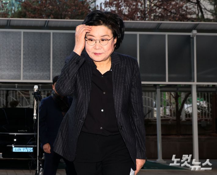 이혜훈 기획예산처 장관 후보자가 30일 서울 중구 예금보험공사에 마련된 인사청문회 준비 사무실로 출근하고 있다. 이 후보자는 윤석열 전 대통령의 내란 옹호 논란과 관련해 "당파성에 매몰돼 사안의 본질을 놓쳤다"며 사과했다. 이어 "내란은 헌정사에 있어선 안될 분명히 잘못된 일이다. 내란은 민주주의를 파괴하는 불법적 행위다. 그러나 당시는 제가 실체를 제대로 파악하지 못했다. 저의 판단 부족이었고 헌법과 민주주의 앞에 용기 있게 행동하지 못한 책임은 오롯이 제게 있다"고 했다. 황진환 기자