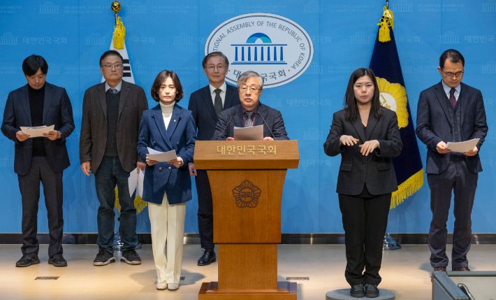 검찰개혁추진단 자문위원 6인 사퇴 기자회견. 연합뉴스