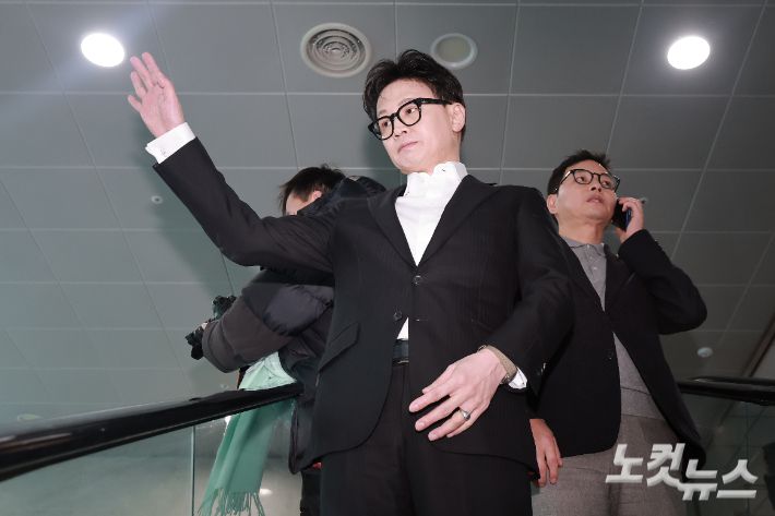 국민의힘 한동훈 전 대표가 14일 국회 소통관에서 당 윤리위원회가 본인을 제명 결정한 것과 관련해 입장을 밝힌 뒤 회견장을 떠나고 있다. 윤창원 기자