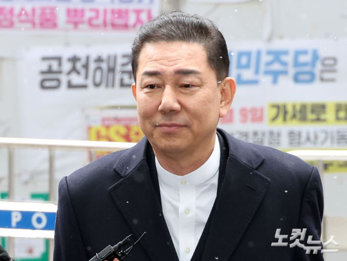 공천헌금 수수 등 각종 비위 의혹을 받는 더불어민주당 김병기 전 원내대표가 12일 서울 여의도 중앙당사에서 열린 윤리심판원 첫 회의에 출석하고 있다. 황진환 기자