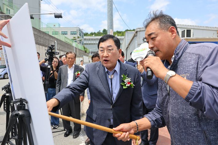 주낙영 경주시장이 외동산업단지 복합문화센터 착공식에서 공사 예정 부지에 대한 설명을 듣고 있다. 경주시 제공