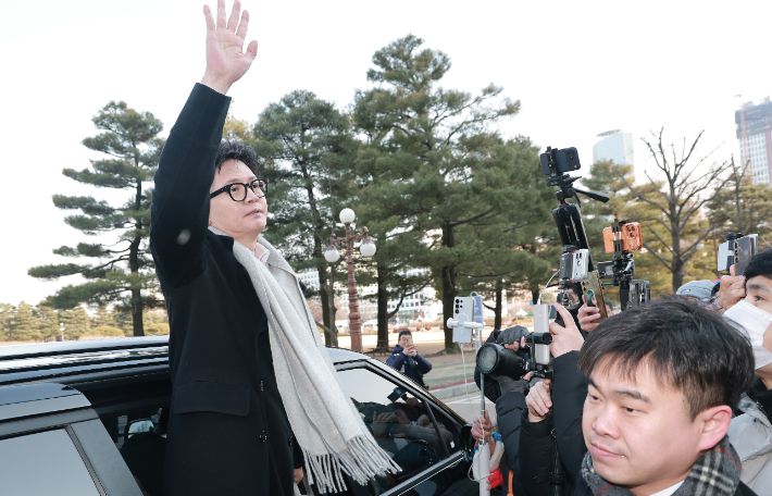 국민의힘 한동훈 전 대표가 14일 당 윤리위원회의 제명 결정 관련 기자회견을 마치고 국회의원회관을 잠시 방문한 뒤 차량에 탑승하며 지지자를 향해 손을 흔들고 있다. 연합뉴스