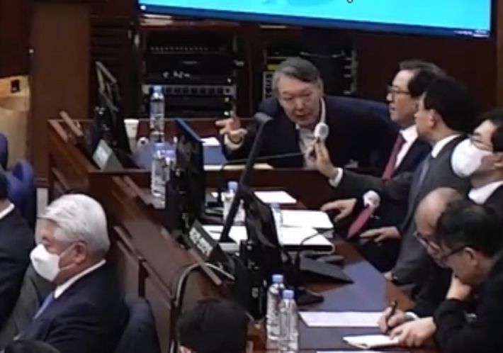 12·3 비상계엄 관련 내란 우두머리 혐의로 기소된 윤석열 전 대통령이 13일 서울 서초구 서울중앙지방법원 417호 형사대법정에서 열린 내란 우두머리 혐의 결심공판에 출석해 변호인들과 대화를 나누고 있다. 서울중앙지법 제공