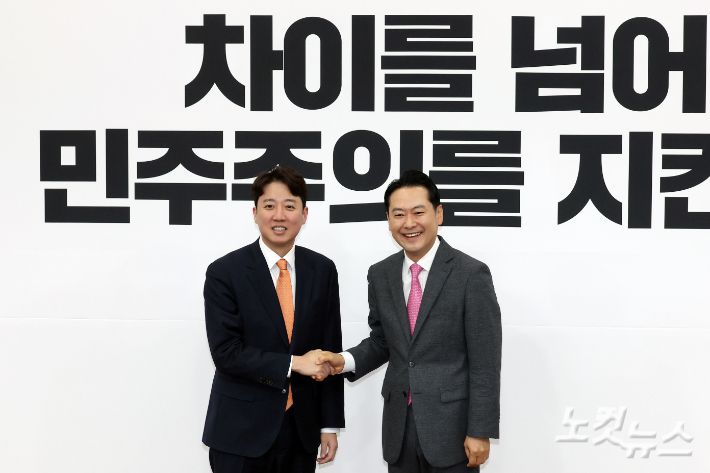 국민의힘 장동혁 대표와 개혁신당 이준석 대표가 13일 서울 여의도 국회에서 '통일교·공천헌금 특검 연대' 관련 회동에서 악수를 하고 있다. 윤창원 기자