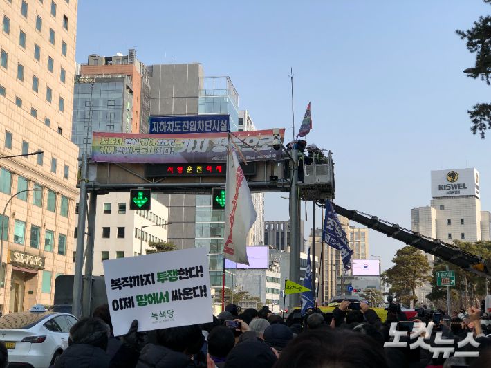 14일 서울 중구 세종호텔 앞에서 해고 철회를 요구하며 고공농성을 이어온 세종호텔 해고노동자 고진수 씨가 336일 만에 땅으로 내려오기 위해 크레인에 탑승하고 있다. 한국기독교교회협의회(NCCK) 총무 박승렬 목사, 세종호텔 이치호 조합원, 관광레저산업노조 최대근 위원장이 직접 크레인을 타고 올라가 고 씨와 포옹하고 있다. 장세인 기자
