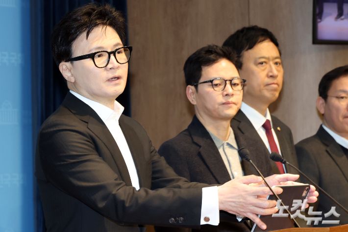 국민의힘 한동훈 전 대표가 14일 국회 소통관에서 당 윤리위원회가 본인을 제명 결정한 것과 관련 입장을 밝히고 있다. 윤창원 기자