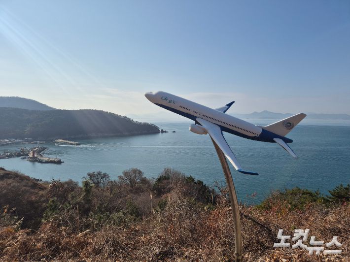 가덕도 대항전망대에서 바라본 가덕도신공항 예정 부지.  박중석 기자