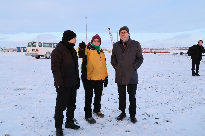 조이 베이커 놈항만 국장이 박형준 시장에게 항만 현황을 설명하고 있다. 부산시 제공