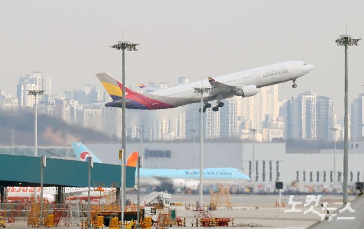 아시아나항공이 인천국제공항 제2터미널로 이전 운항을 개시한 14일 인천국제공항 2터미널에서 아시아나항공 항공기가 이륙하고 있다. 황진환 기자