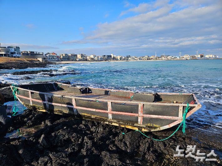12일 오전 제주시 구좌읍 월정리해수욕장에서 발견된 한자가 적힌 목선. 제주해양경찰서 제공