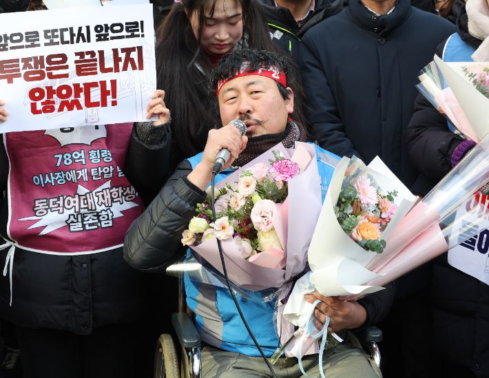 고진수씨가 14일 서울 중구 세종호텔 앞 구조물에서 내려온 뒤 인사말을 하고 있다. 연합뉴스