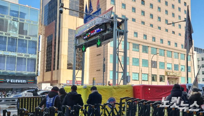 세종호텔 해고노동자의 복직을 요구하며 철골 구조물로 올라간 고진수씨가 336일을 버틴 세종호텔 앞 도로 위 철골구조물. 김동빈 기자