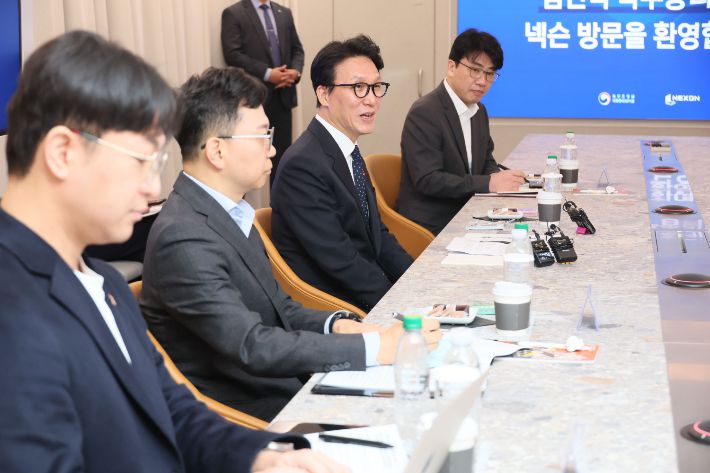 김민석 국무총리가 15일 경기도 성남시 분당구 넥슨을 방문, 경영진과 간담회를 하고 있다. 연합뉴스