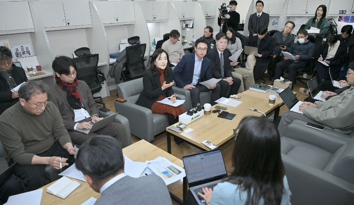 15일 기후에너지환경부 관계자들이 대구시청 기자실을 찾아 대구 취수원 문제 해결 방안에 대해 설명하고 있다. 대구시 제공