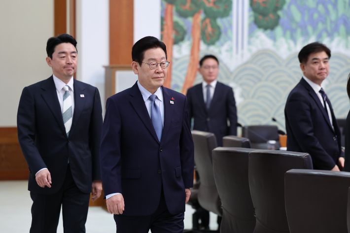 이재명 대통령이 15일 청와대에서 열린 수석보좌관회의에 입장하고 있다. 연합뉴스