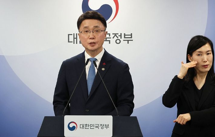 류제명 과학기술정보통신부 2차관이 15일 서울 종로구 정부서울청사에서 독자AI 파운데이션 모델 프로젝트 1차 단계평가 결과를 발표하고 있다. 연합뉴스