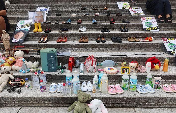 가습기살균제 참사 14주년 기자회견에서 태아, 영유아, 어린이 피해 추모를 위한 유품들과 가습기 살균제 등이 전시돼 있다. 연합뉴스