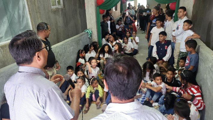 한인 선교사들이 베네수엘라 학생들을 대상으로 예배를 진행하고 있다. 이미경 선교사 제공