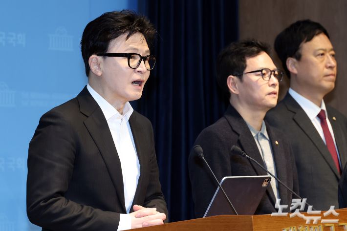 국민의힘 한동훈 전 대표가 14일 국회 소통관에서 당 윤리위원회가 본인을 제명 결정한 것과 관련 입장을 밝히고 있다. 윤창원 기자