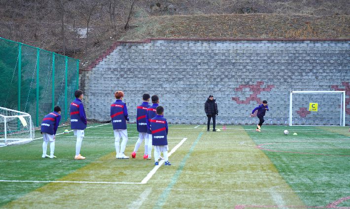 전지훈련을 위해 울진을 찾은 유소년축구팀이 훈련을 하고 있다. 울진군 제공