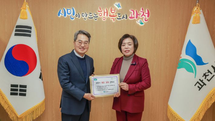 김 지사와 신 시장. 페이스북 캡처