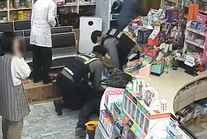 지난해 12월 22일 오전 9시 20분쯤 광주 남구 백운동의 한 약국에서 80대 남성 A씨가 갑자기 의식을 잃고 쓰러졌다. 백운지구대 5팀 나지선 경위와 김경중 경감이 A씨의 호흡이 없는 것을 확인한 후심폐소생술을 실시하고 있다. 광주경찰청 제공