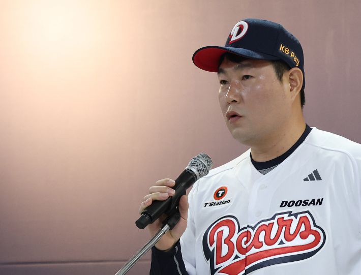 프로야구 두산 창단 44주년 기념식에서 주장 양의지가 인사말을 하고 있다. 연합뉴스