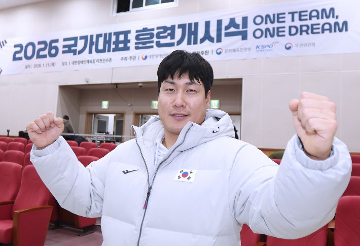 포즈 취하는 최용범. 대한장애인체육회 제공