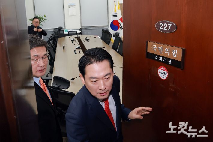 국민의힘 소장파 모임 '대안과 미래'와 면담하는 장동혁 대표. 국민의힘 장동혁 대표가 15일 국회에서 당 초재선모임 '대안과 미래' 소속 의원들과 면담하기 위해 회의실로 향하고 있다. 2026.1.15 연합뉴스.