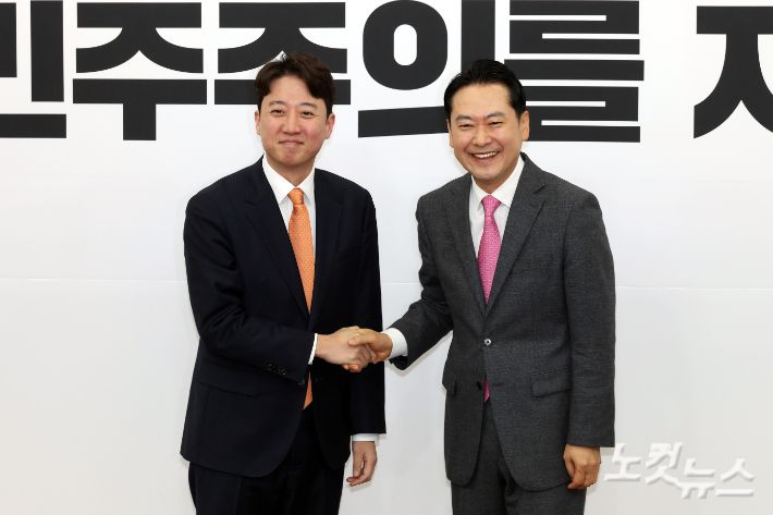 국민의힘 장동혁 대표와 개혁신당 이준석 대표가 13일 서울 여의도 국회에서 '통일교·공천헌금 특검 연대' 관련 회동에서 악수를 하고 있다. 윤창원 기자