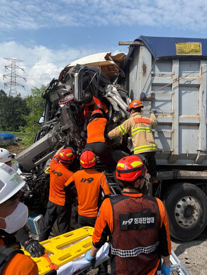 교통사고 현장에서 구조 작업을 펼치는 소방 대원. 전북소방본부 제공