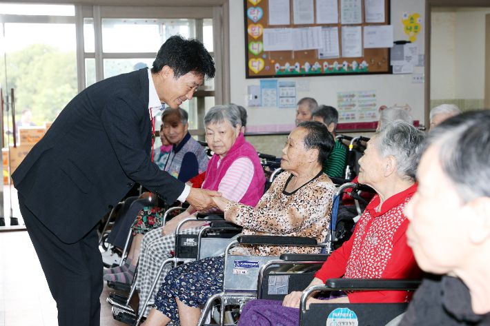 명절 복지시설 방문. 충북도의회 제공