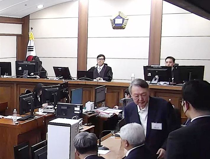 윤석열 전 대통령이 16일 서초구 서울중앙지방법원에서 열린 특수공무집행방해, 범인도피교사, 직권남용 권리행사방해 혐의 등 사건에 대한 1심 선고 공판에서 징역 5년을 선고받은 뒤 법정을 나서고 있다. 서울중앙지법 제공