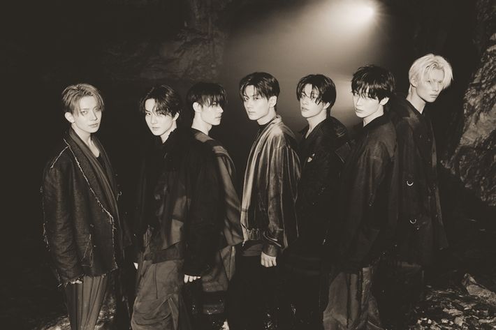 데뷔 때부터 쭉 이어온 뱀파이어 세계관이 이번 앨범에서도 펼쳐진다. 주요 키워드는 '도피'다. 빌리프랩 제공