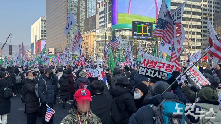 17일 오전 11시 30분부터 사랑제일교회 목사 전광훈씨가 구속된 가운데 전씨가 이끌던 대한민국바로세우기운동본부(대국본)가 서울 종로구 광화문 동화면세점 앞에서 집회를 개최했다. 김수진 기자