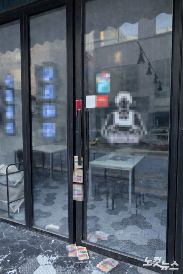 굳게 문이 닫혀 있는 인계동 거리의 한 음식점. 이준석 기자