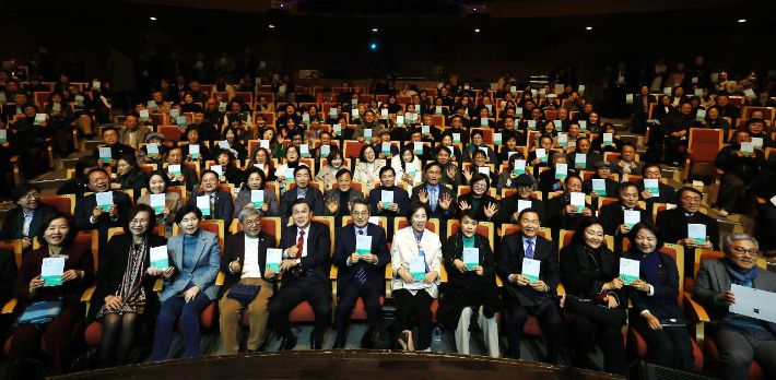 유은혜 전 사회부총리 겸 교육부장관의 '숨쉬는 학교' 출판기념회 및 북콘서트 단체 사진. 유은혜 전 교육부장관 측 제공
