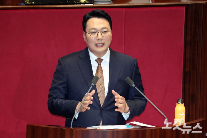 개혁신당 천하람 원내대표가 15일 서울 여의도 국회 본회의에서 윤석열·김건희에 의한 내란·외환 및 국정농단 행위의 진상규명을 위한 특별검사 임명 등에 관한 법률안에 대한 무제한 토론을 하고 있다. 윤창원 기자