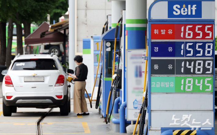 이란-이스라엘 무력 충돌의 영향으로 전국 주유소 휘발유와 경유 가격이 2주 연속 상승한 29일 서울 시내 한 주유소에 휘발유와 경유 가격이 표시돼 있다. 한국석유공사 유가정보시스템 오피넷에 따르면 6월 넷째 주 휘발유 평균 가격은 리터(L)당 1663.2원으로 전주 대비 27.7원으로 상승했다. 경유 판매 가격은 1527.2원으로 29원 올랐다. 황진환 기자
