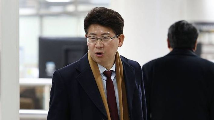 지난해 3월 최기식 위원장이 변호인 자격으로 내란죄 관련 첫 공판을 위해 법정으로 향하고 있다. 연합뉴스