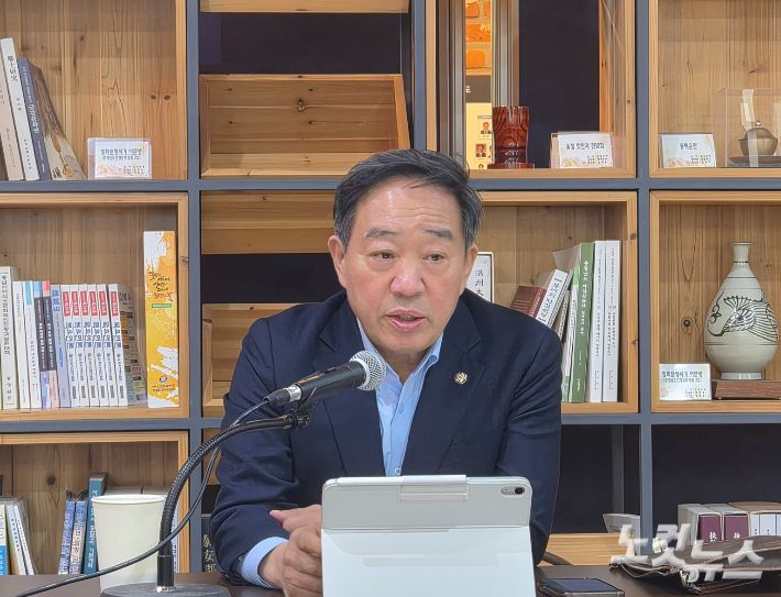 강승규 국민의힘 충남도당위원장이 19일 기자간담회를 갖고 기자의 질문에 답하고 있다. 김정남 기자