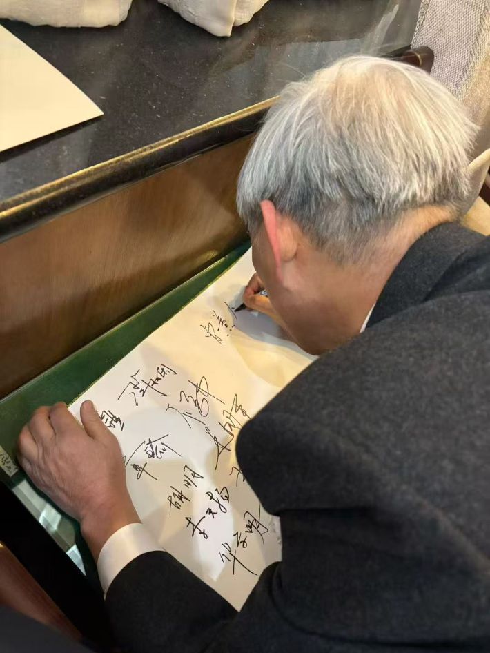 조훈현 9단이 장례식장 방명록에 이름을 적고 있다. 한국기원 제공